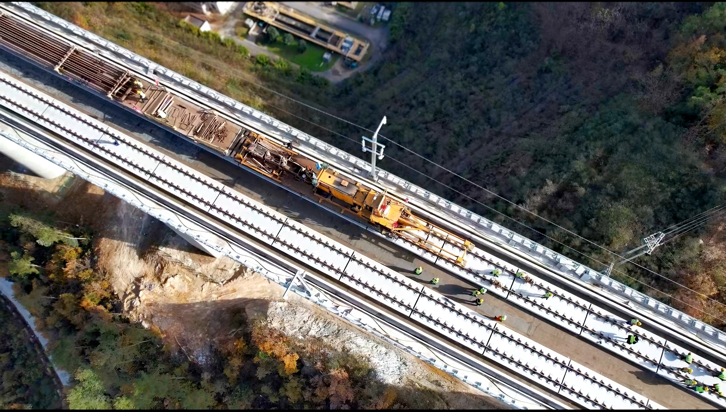 西十高铁全线铺轨贯通
